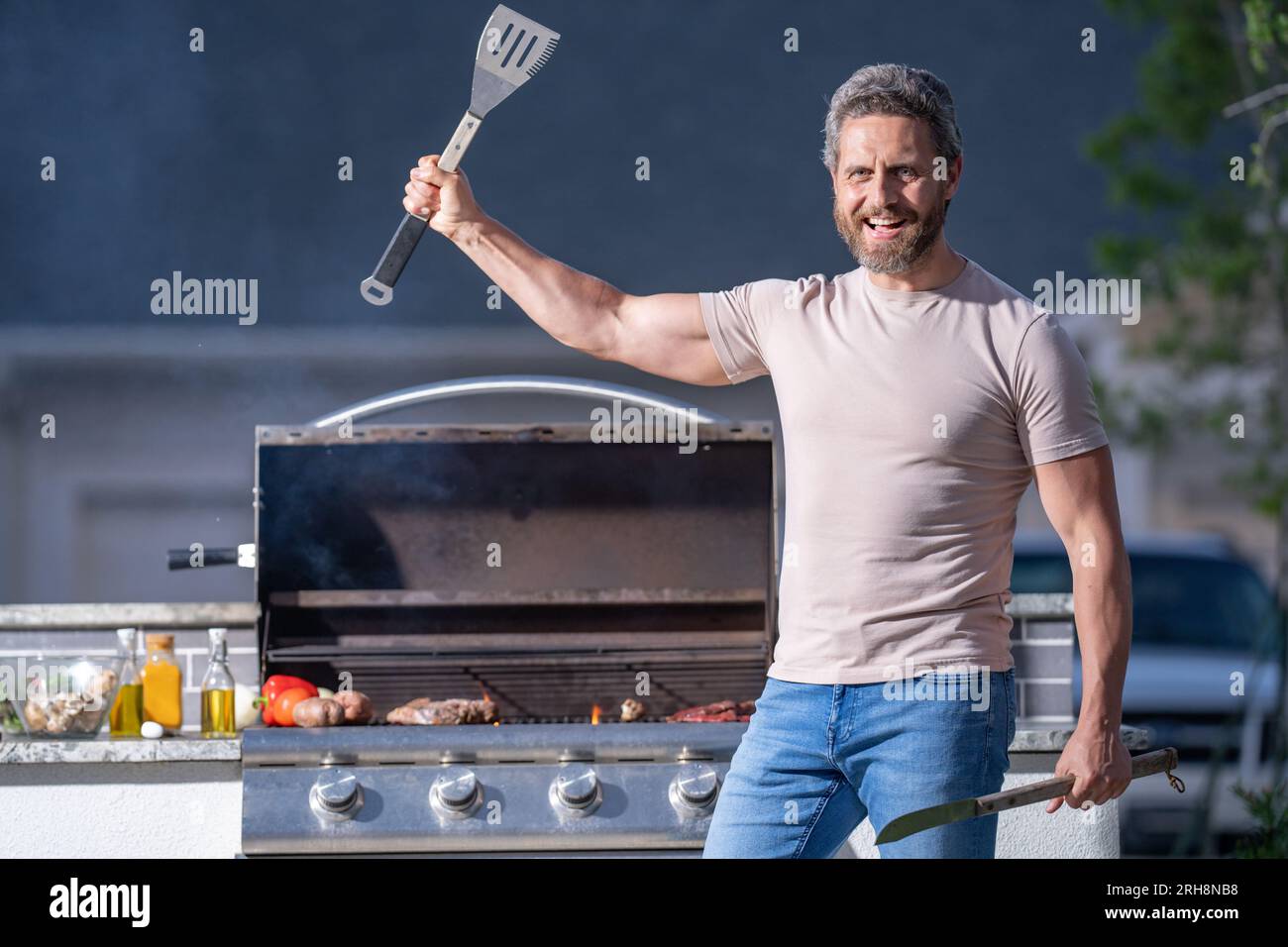 Concept De Barbecue Homme Hispanique D'âge Moyen En Tablier Pour Rôtir Au  Barbecue Et Griller Des Aliments
