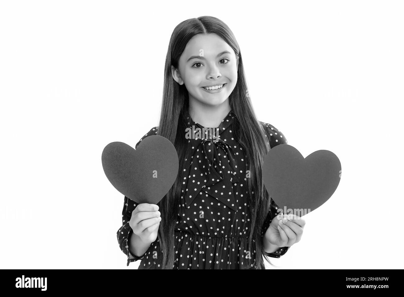 Joyeuse charmante fille romantique tient coeur rouge symbole de l'amour pour la Saint Valentin isolé sur fond blanc. Portrait de l'adolescent souriant heureux ch Banque D'Images