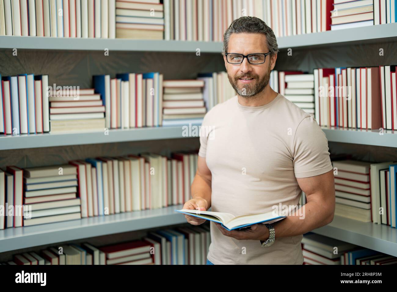 Professeur tuteur en classe scolaire. Connaissances, éducation. Homme avec livre enseignement leçon en classe. Examen universitaire. Étudier enseigner à l'université. Éducateur Banque D'Images