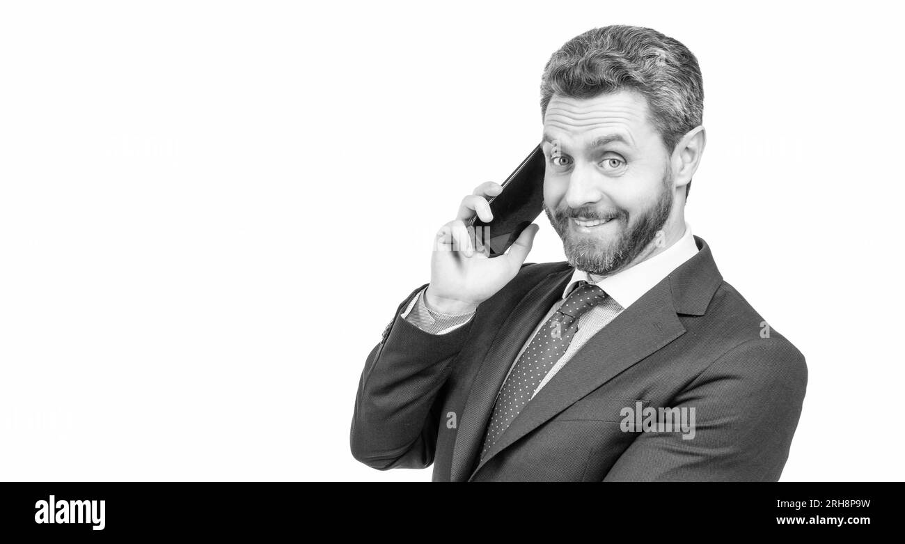 Homme avocat heureux en costume formel parler sur le téléphone portable isolé sur l'espace de copie blanche, appel. Banque D'Images