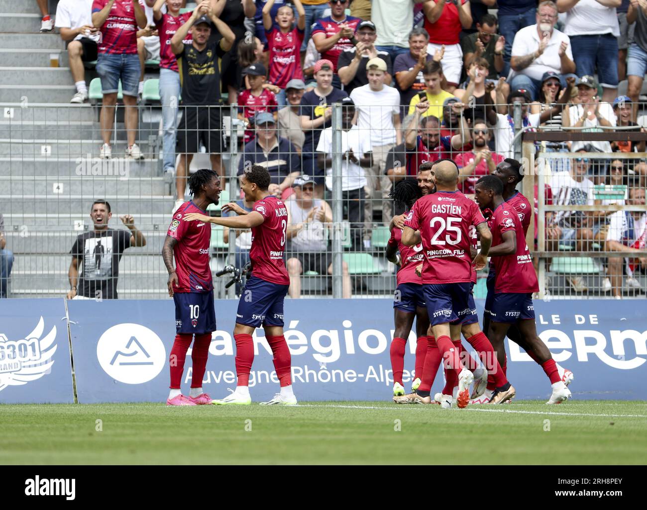 Muhammed Cham Saracevic de Clermont (à gauche) célèbre son but avec Neto Borges et ses coéquipiers lors du match de championnat de France de Ligue 1 entre Clermont foot 63 et L’AS Monaco le 13 août 2023 au stade Gabriel-Montpied de Clermont-Ferrand, France Banque D'Images