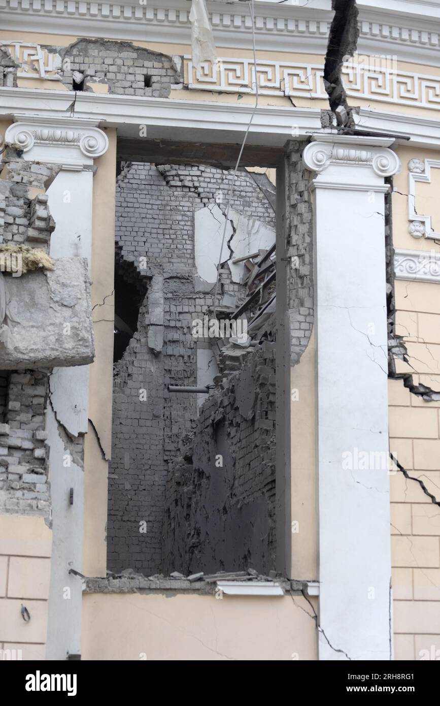 Construction d'une église orthodoxe à Odessa détruite par roquette pendant la guerre Ukraine - Russie. Un mur brisé fissure des icônes orthodoxes, des croix, des paintti religieux Banque D'Images