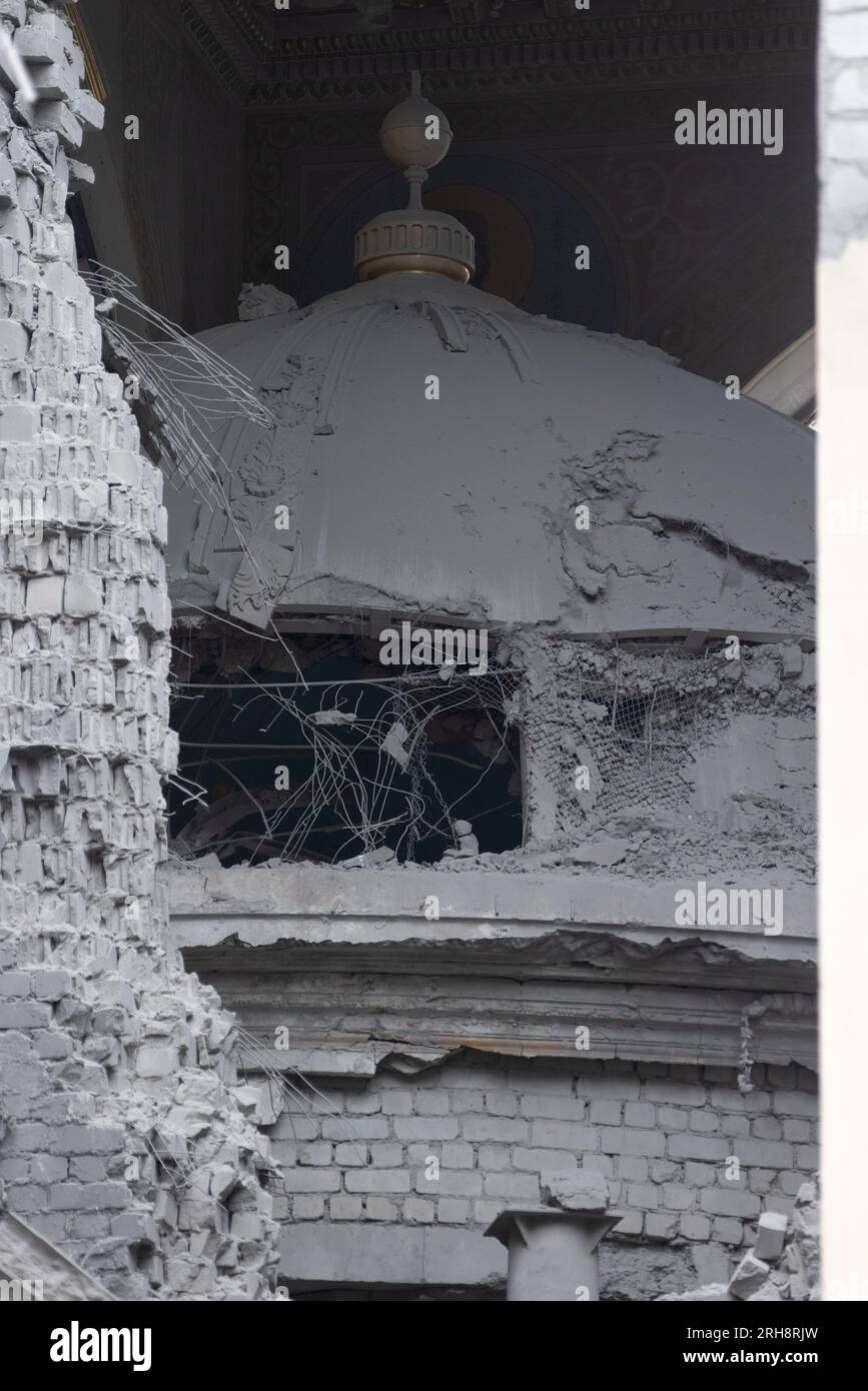 Construction d'une église orthodoxe à Odessa détruite par roquette pendant la guerre Ukraine - Russie. Un mur brisé fissure des icônes orthodoxes, des croix, des paintti religieux Banque D'Images