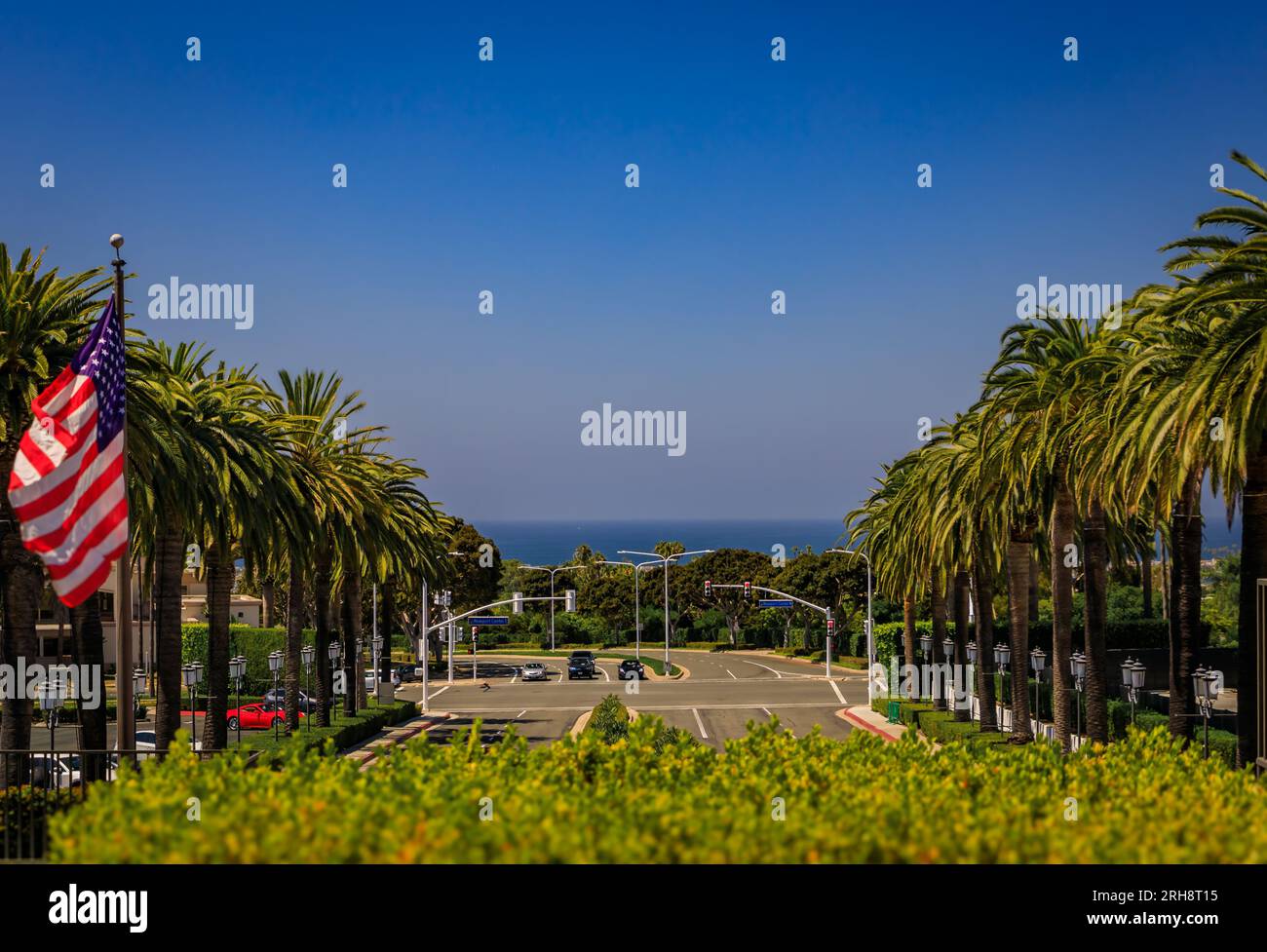 Vue sur l'océan Pacifique et une large route bordée de palmiers près du centre commercial Fashion Island à Newport Beach, célèbre destination californienne Banque D'Images