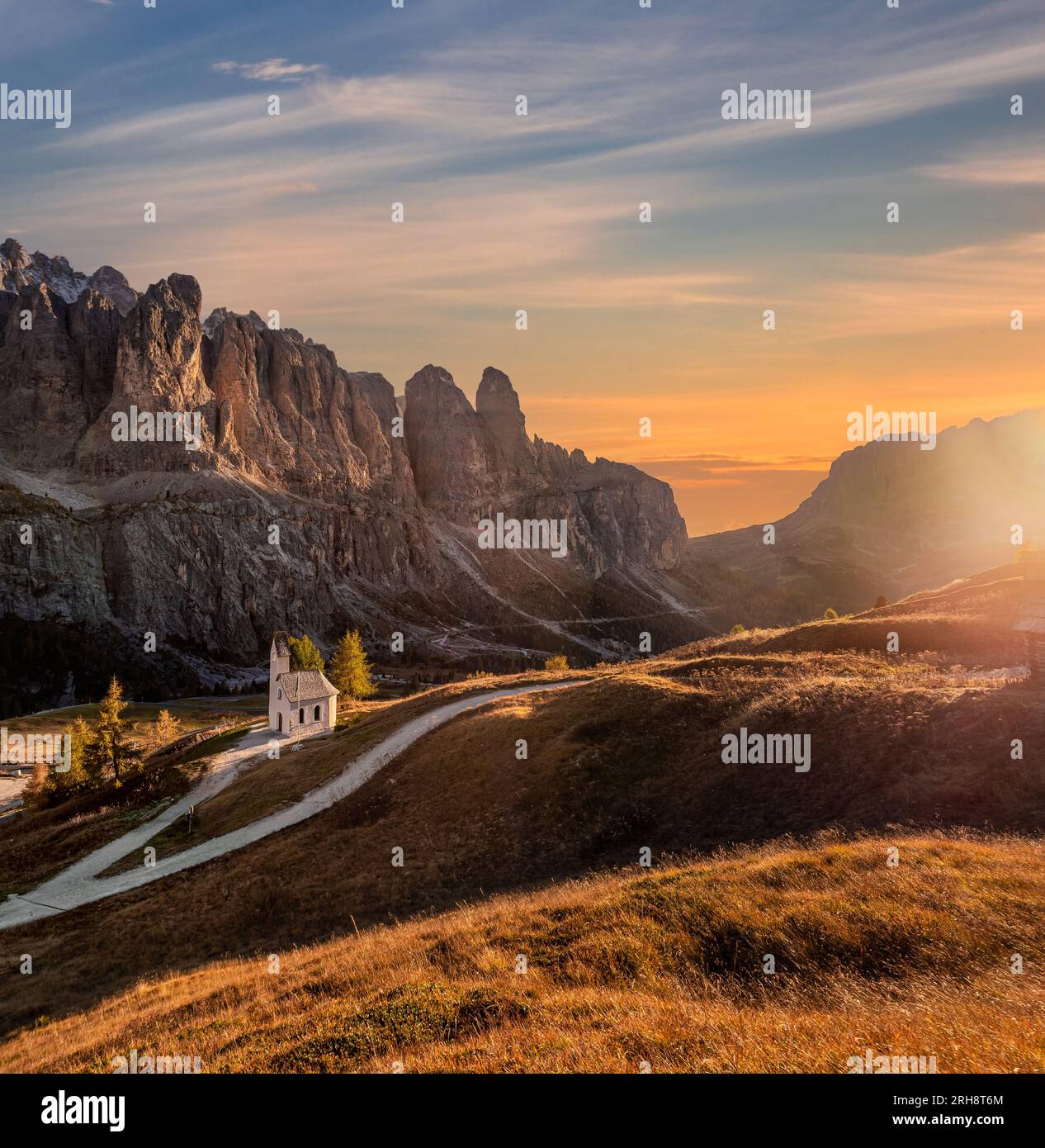 Tyrol du Sud, Italie - la chapelle de San Maurizio (Cappella Di San Maurizio) au col Passo Gardena dans les Dolomites italiens à l'automne avec des colo chauds Banque D'Images
