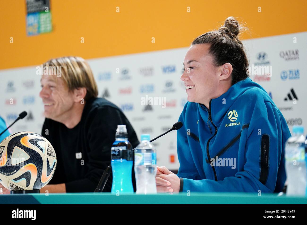 * Image rééditée ajout d'un nom de famille* l'australien Mackenzie Arnold et l'entraîneur-chef Tony Gustavsson prennent la parole lors d'une conférence de presse au Stadium Australia, Sydney. Date de la photo : mardi 15 août 2023. Banque D'Images