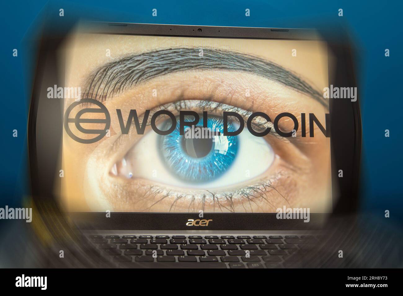 Logo de la nouvelle crypto-monnaie Worldcoin sur un ordinateur portable. Toute personne qui veut participer à World coin doit s'inscrire avec ses données biométriques (symbole im Banque D'Images