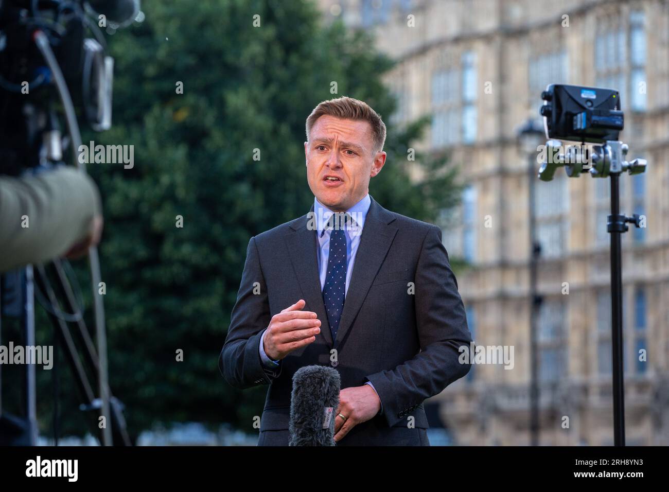 Londres, Royaume-Uni. Août 15 2023. Le ministre de la Santé et des soins secondaires Will Quince est vu à Westminster lors de la ronde des médias du matin. Crédit : Tayfun Salci / Alamy Live News Banque D'Images
