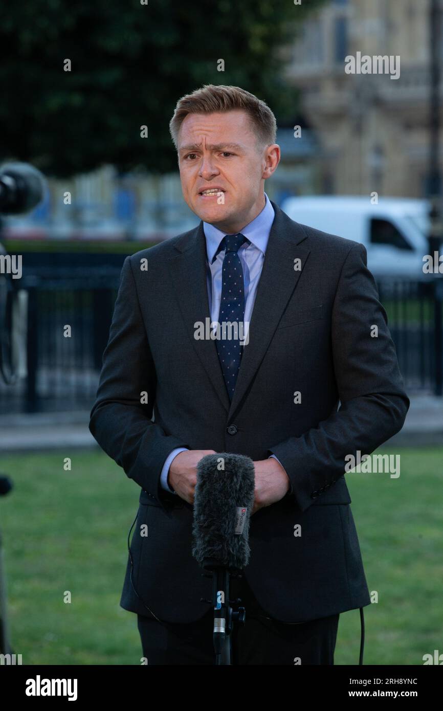 Londres, Royaume-Uni. Août 15 2023. Le ministre de la Santé et des soins secondaires Will Quince est vu à Westminster lors de la ronde des médias du matin. Crédit : Tayfun Salci / Alamy Live News Banque D'Images