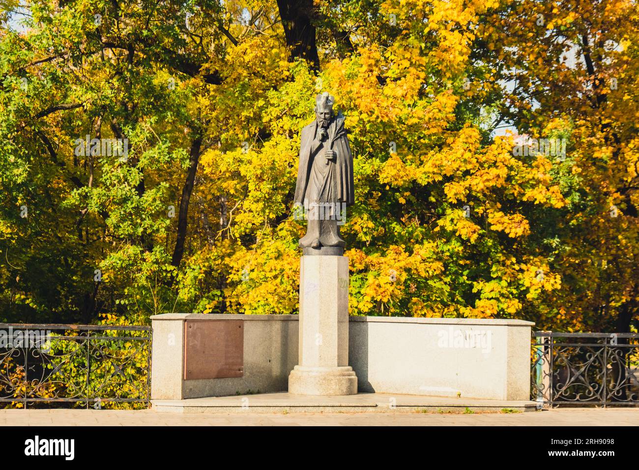 Olsztyn Pologne - octobre 2022 planète en main de la statue de Nicolaus Copernicus près de son célèbre château. Statue de Nicolaus Copernicus sur la vieille ville d'Olsztyn. Destination touristique célèbre Banque D'Images