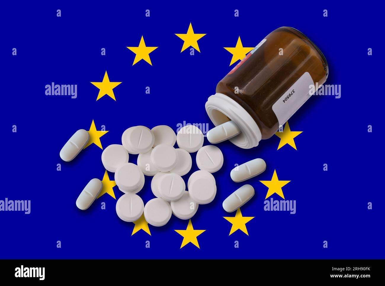 Concept d'opioïdes et d'abus de drogues dans l'Union européenne. Bouteille de prescription avec des pilules sur fond de drapeau de l'UE. Soulagement de la douleur de migraine, arthrite, sinus. Banque D'Images