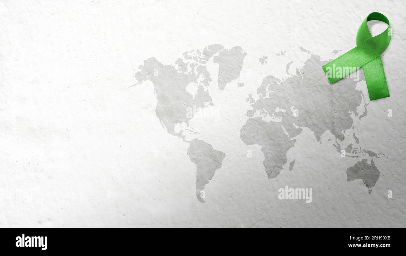 Carte du monde entier avec ruban vert. Concept de journée mondiale de la santé mentale Banque D'Images