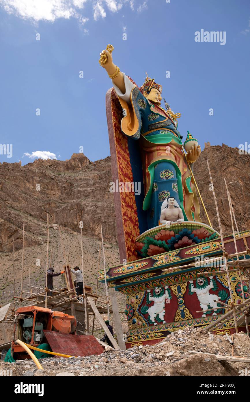 Inde, Jammu & Cachemire, Ladakh, Bodhkharbu, Guru Padmasambhava géant Statue en cours de rénovation Banque D'Images