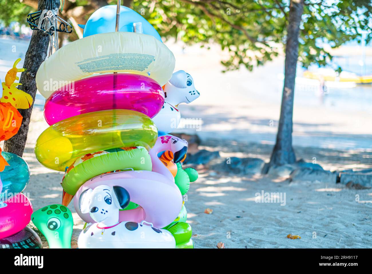 Pile de ballons de bouée de vie colorés et mignons sur la plage. Banque D'Images