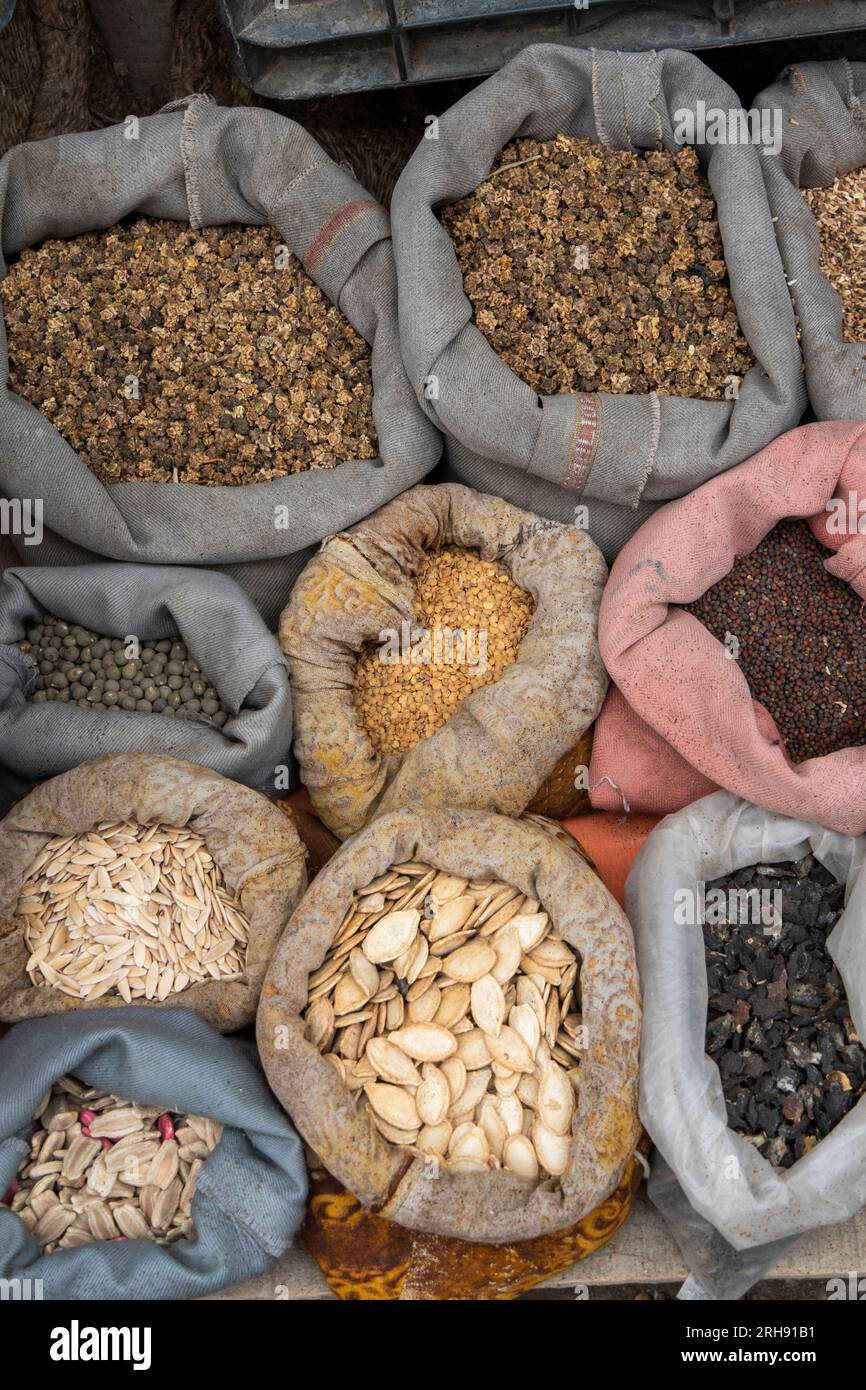 Inde, Jammu & Cachemire, vieux bazar de Kargil, nourriture, sacs de noix séchées et graines à vendre Banque D'Images