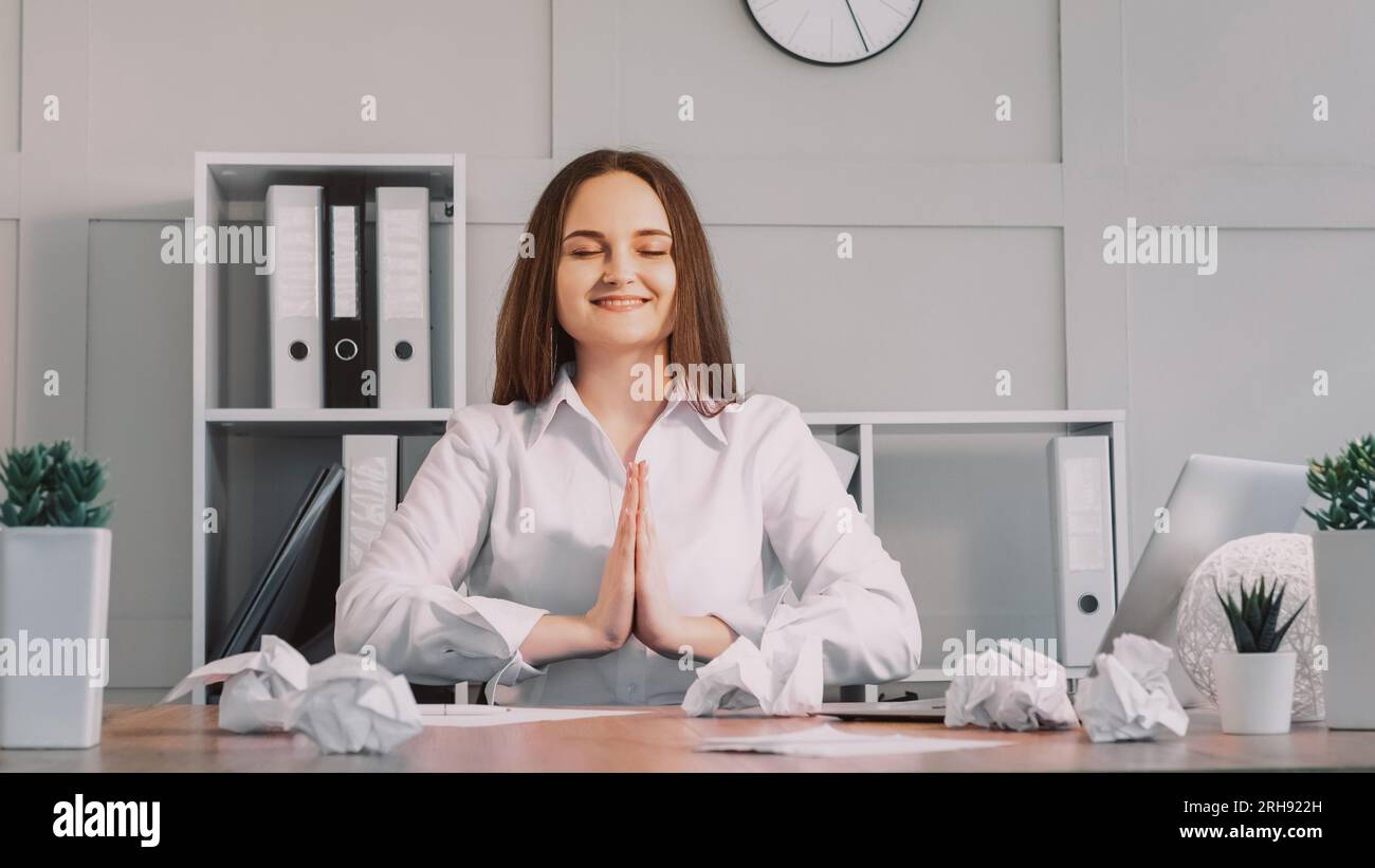 Bureau yoga ordinateur portable travail femme calme geste de prière Banque D'Images