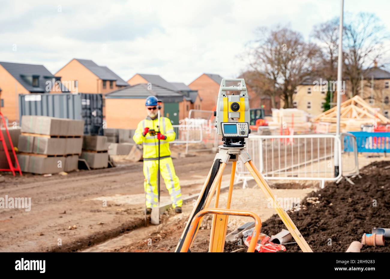 Ing nieur de chantier de construction d arpenteur avec la station