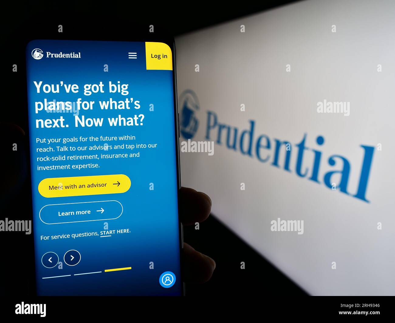 Personne tenant un téléphone cellulaire avec la page Web de la société américaine Prudential Financial Inc. Sur l'écran devant le logo. Concentrez-vous sur le centre de l'écran du téléphone. Banque D'Images