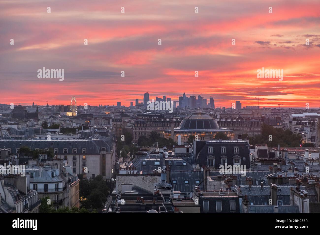 Vue sur Paris depuis le Centre Pompidou. En arrière-plan la banque et le quartier de bureaux la Défense Banque D'Images