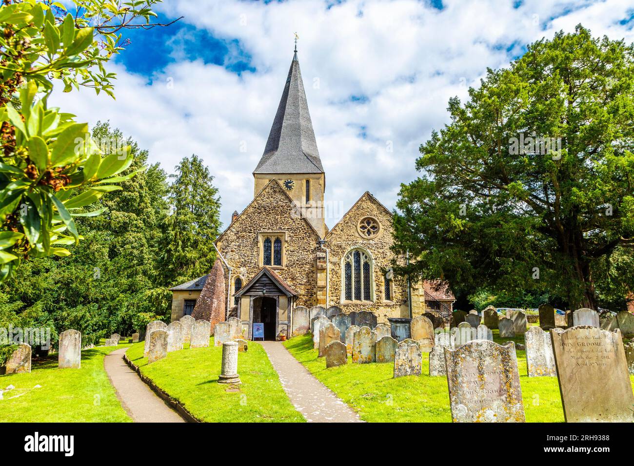 Église St James's et cimetière avec pierres tombales dans le village de Shere, Surrey, Angleterre Banque D'Images