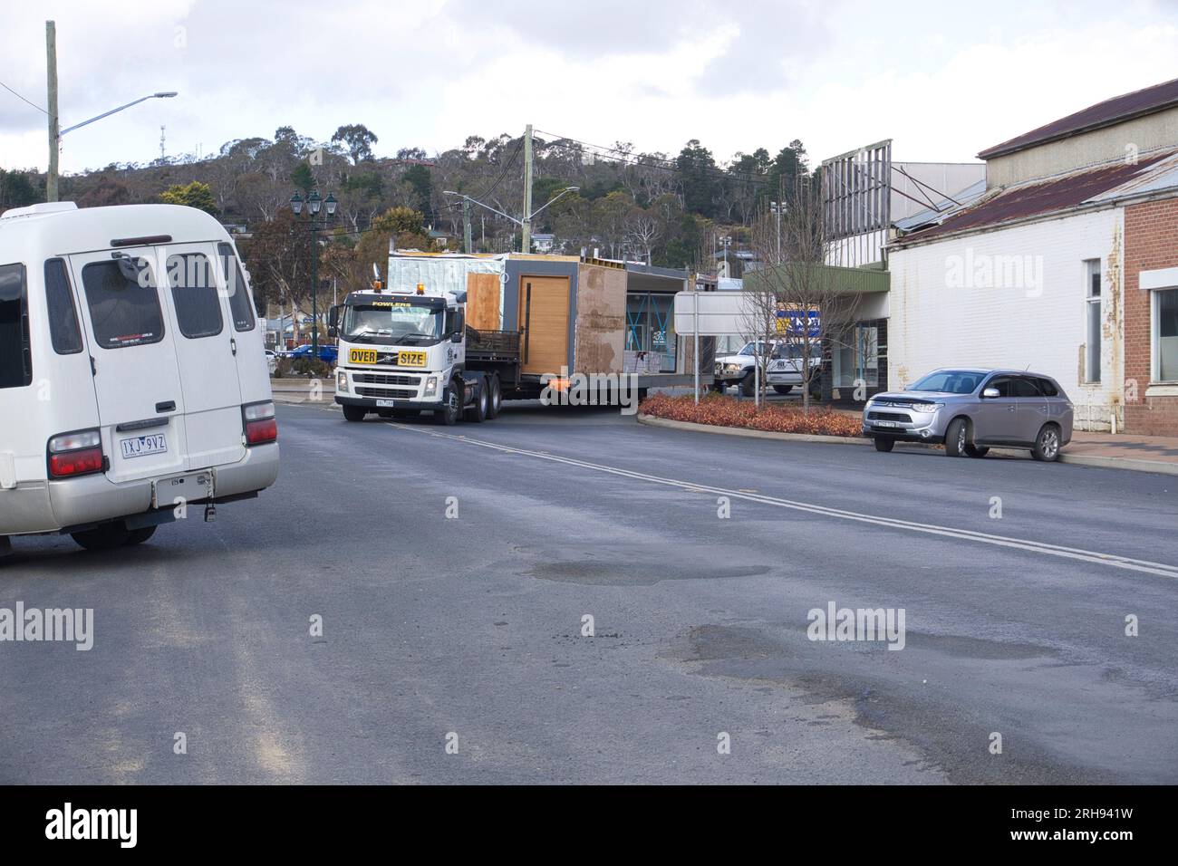 Bombala, Nouvelle-Galles du Sud Australie, 15 août 2023, Une semi-remorque Overlimit négociant un virage à gauche dans la ville de campagne Bombala Credit PjHickox/Alamy Live News Banque D'Images