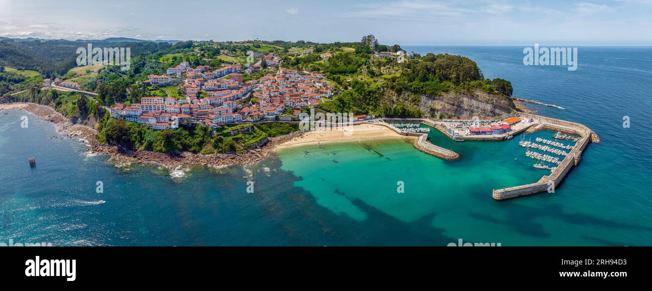 Vue aérienne panoramique de Lastres, province des Asturies, Espagne. Nommée belle ville d'Espagne Banque D'Images