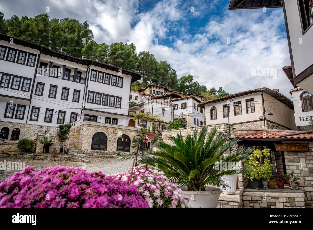 Maisons ottomanes historiques à Berat, Albanie. Belle vue panoramique. Paysage urbain Banque D'Images