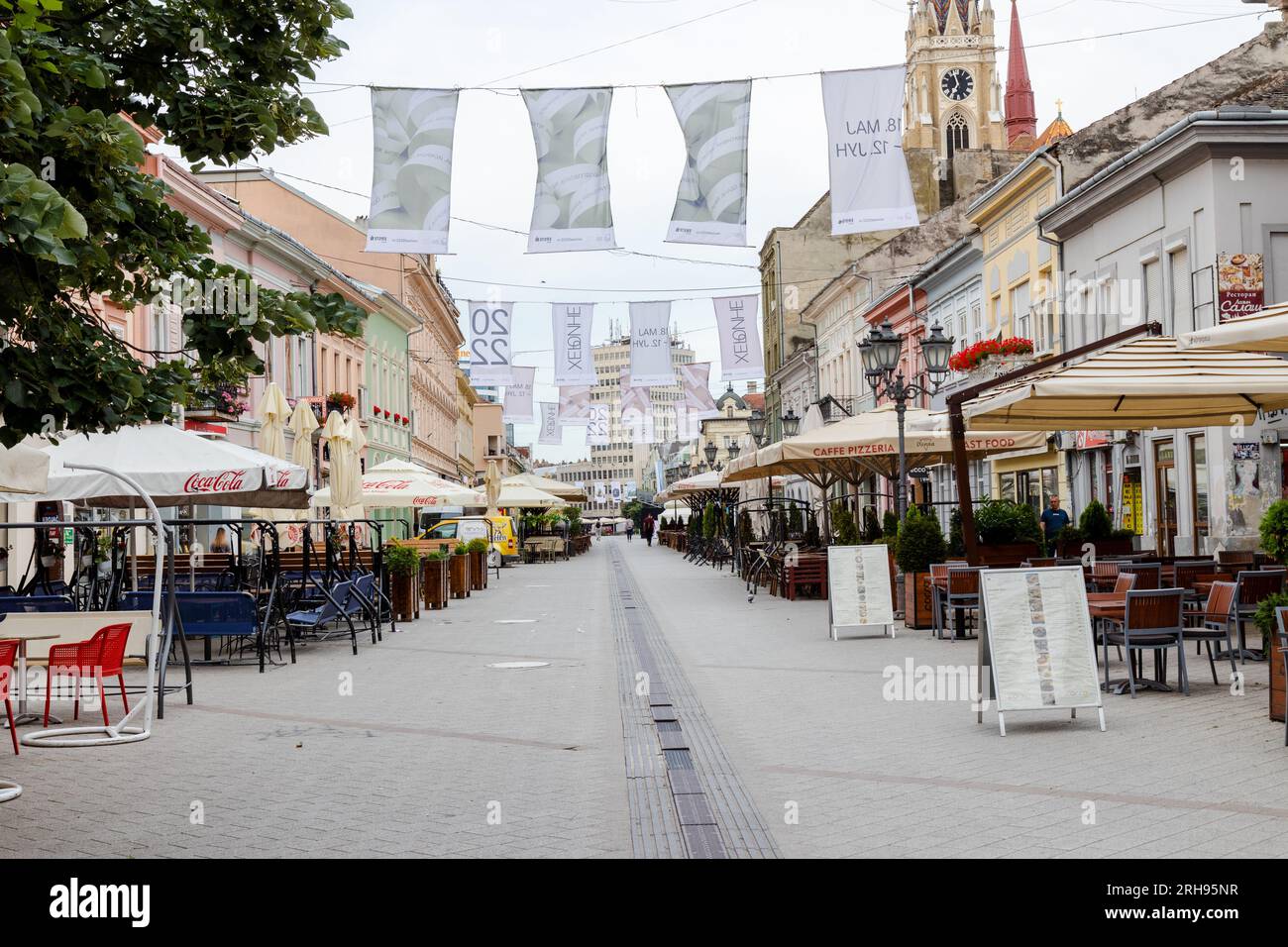 Rue trottoir dans le centre-ville de Novi Sad, Serbie. Banque D'Images