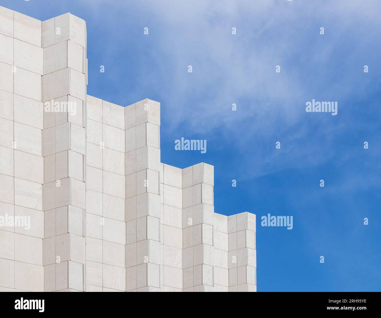 Mur de haut bâtiment décoré de carreaux de marbre blanc щт ифслпкщгтв ща идгу ылню Banque D'Images