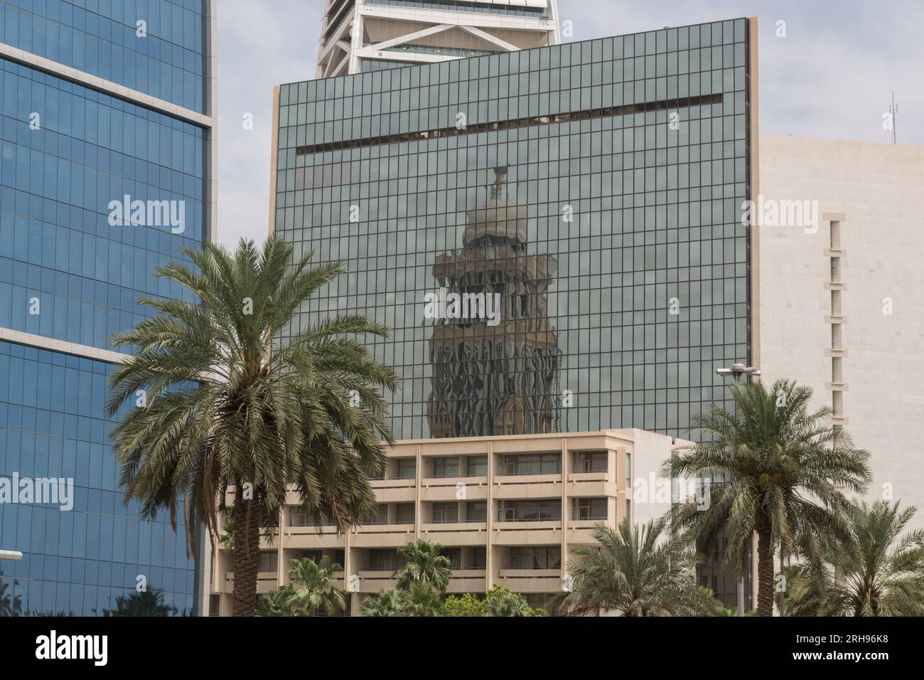 Reflet de la Tour Boudl / Hôtel Narcissus dans la façade vitrée de la Fondation Roi Faisal. King Fahd Rd, Al Olaya, Riyad, Arabie saoudite Banque D'Images