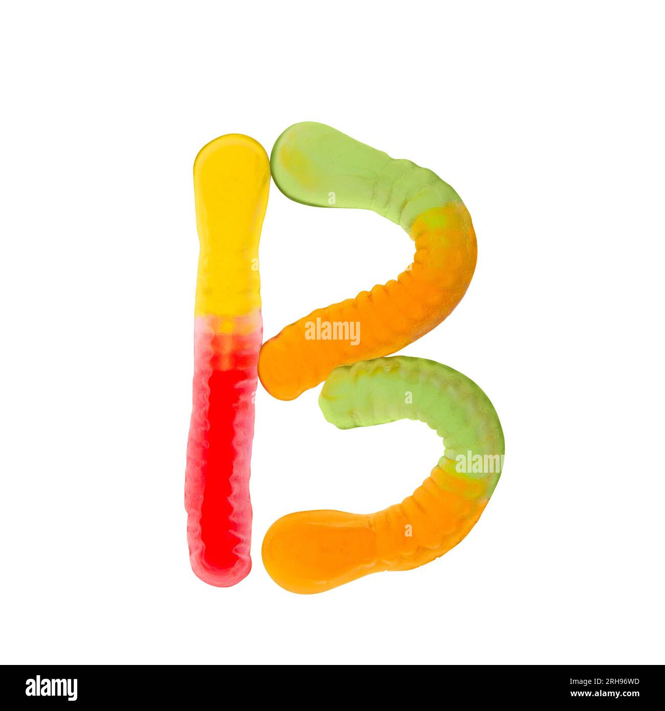 Lettre B faite de vers gummi multicolores et isolée sur fond blanc pur. Concept d'alphabet alimentaire. Une lettre de l'ensemble de la police des aliments sucrés facile Banque D'Images