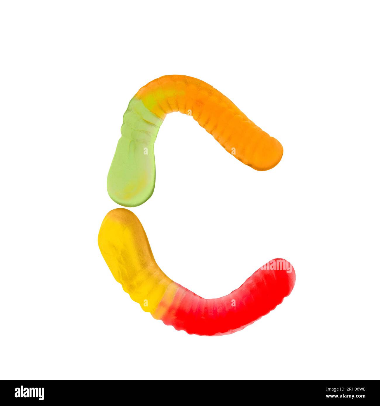 Lettre C faite de vers gummi multicolores et isolée sur fond blanc pur. Concept d'alphabet alimentaire. Une lettre de l'ensemble de la police des aliments sucrés facile Banque D'Images