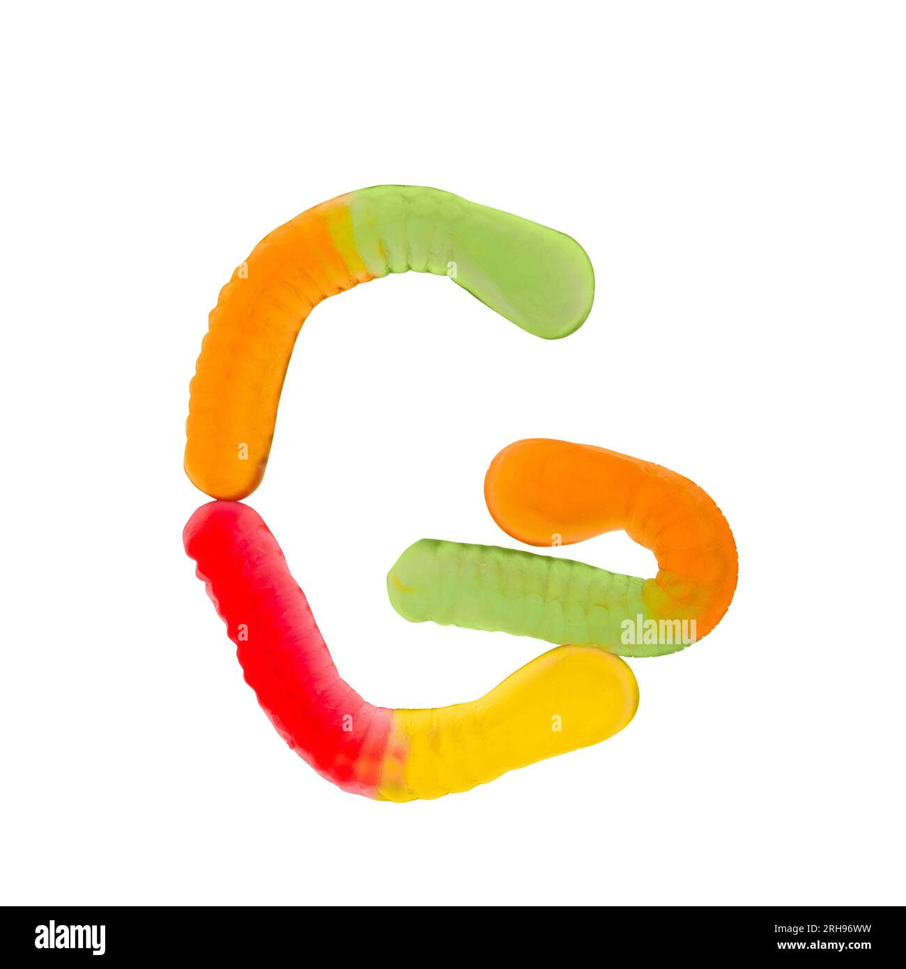 Lettre G faite de vers gummi multicolores et isolée sur fond blanc pur. Concept d'alphabet alimentaire. Une lettre de l'ensemble de la police des aliments sucrés facile Banque D'Images