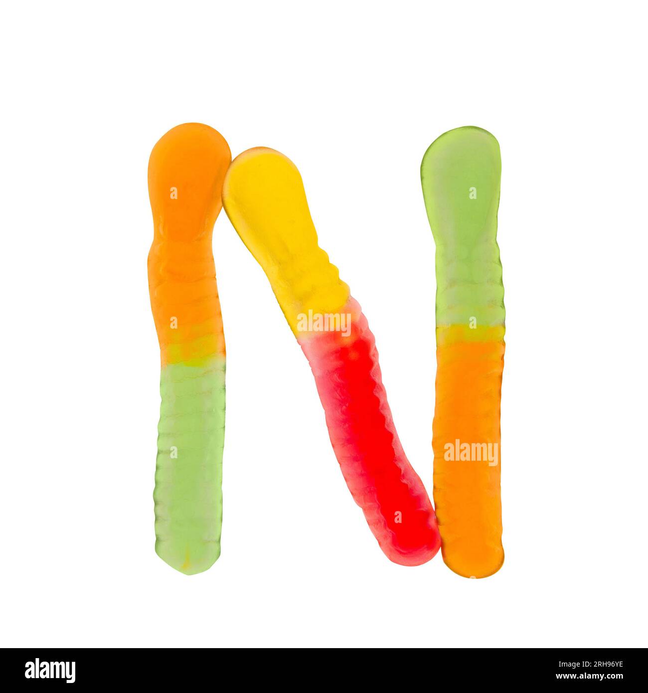 Lettre N faite de vers gummi multicolores et isolée sur fond blanc pur. Concept d'alphabet alimentaire. Une lettre de l'ensemble de la police des aliments sucrés facile Banque D'Images