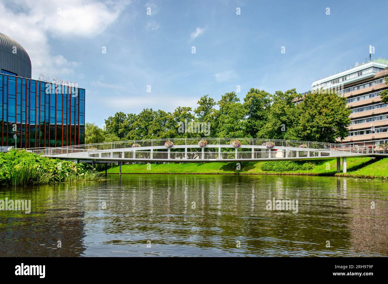 Zwolle, pays-Bas, 11 août 2023 : vue du sud à travers les douves de la ville vers le pont piétonnier Spinhuis Banque D'Images