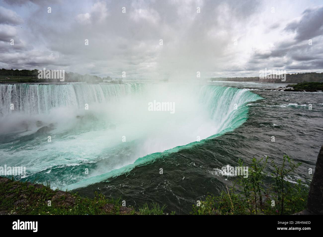 Scènes des environs des chutes Niagara, prises du côté canadien et mettant l'accent sur le drame des chutes d'eau et d'un ciel sombre couvant Banque D'Images