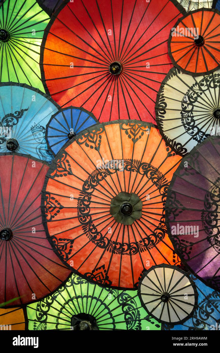Exposition de parasols colorés en Birmanie, au Myanmar Banque D'Images