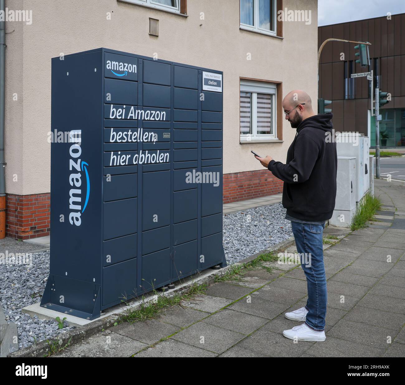 Bottrop, Rhénanie du Nord-Westphalie, Allemagne - Amazon, Amazon Locker, Amazon Hub, Packstation, station de colis, station de ramassage, le client ramasse le colis, a Banque D'Images Bottrop, Rhénanie du Nord-Westphalie, Allemagne - Amazon, Amazon Locker, Amazon Hub, Packstation, station de colis, station de ramassage, le client ramasse le colis, a Banque D'Images