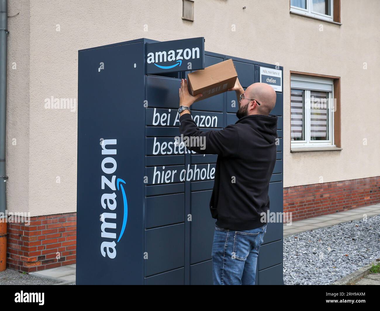 Bottrop, Rhénanie du Nord-Westphalie, Allemagne - Amazon, Amazon Locker, Amazon Hub, Packstation, station de colis, station de ramassage, le client ramasse le colis, a Banque D'Images Bottrop, Rhénanie du Nord-Westphalie, Allemagne - Amazon, Amazon Locker, Amazon Hub, Packstation, station de colis, station de ramassage, le client ramasse le colis, a Banque D'Images