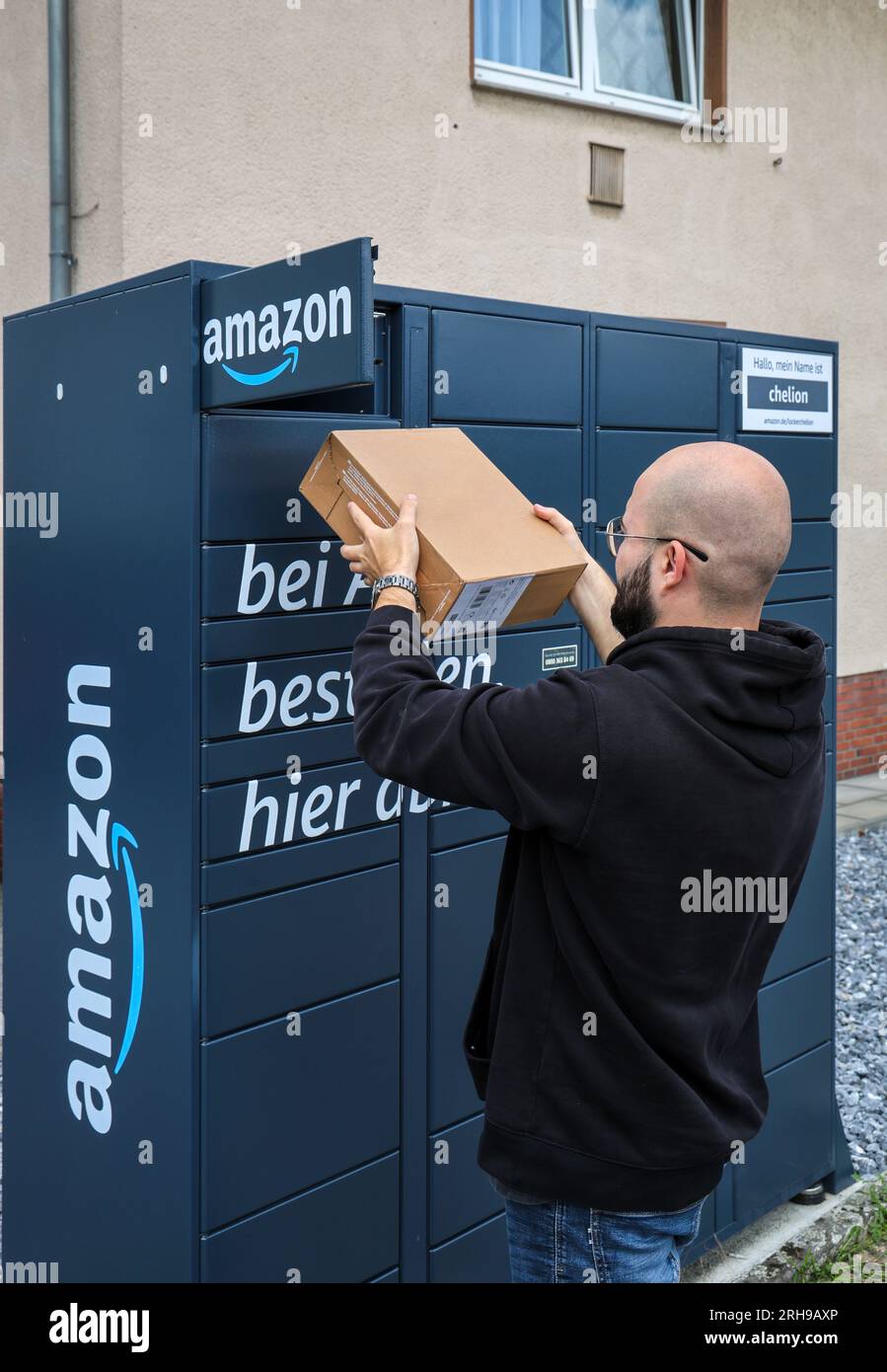 Bottrop, Rhénanie du Nord-Westphalie, Allemagne - Amazon, Amazon Locker, Amazon Hub, Packstation, station de colis, station de ramassage, le client ramasse le colis, a Banque D'Images Bottrop, Rhénanie du Nord-Westphalie, Allemagne - Amazon, Amazon Locker, Amazon Hub, Packstation, station de colis, station de ramassage, le client ramasse le colis, a Banque D'Images