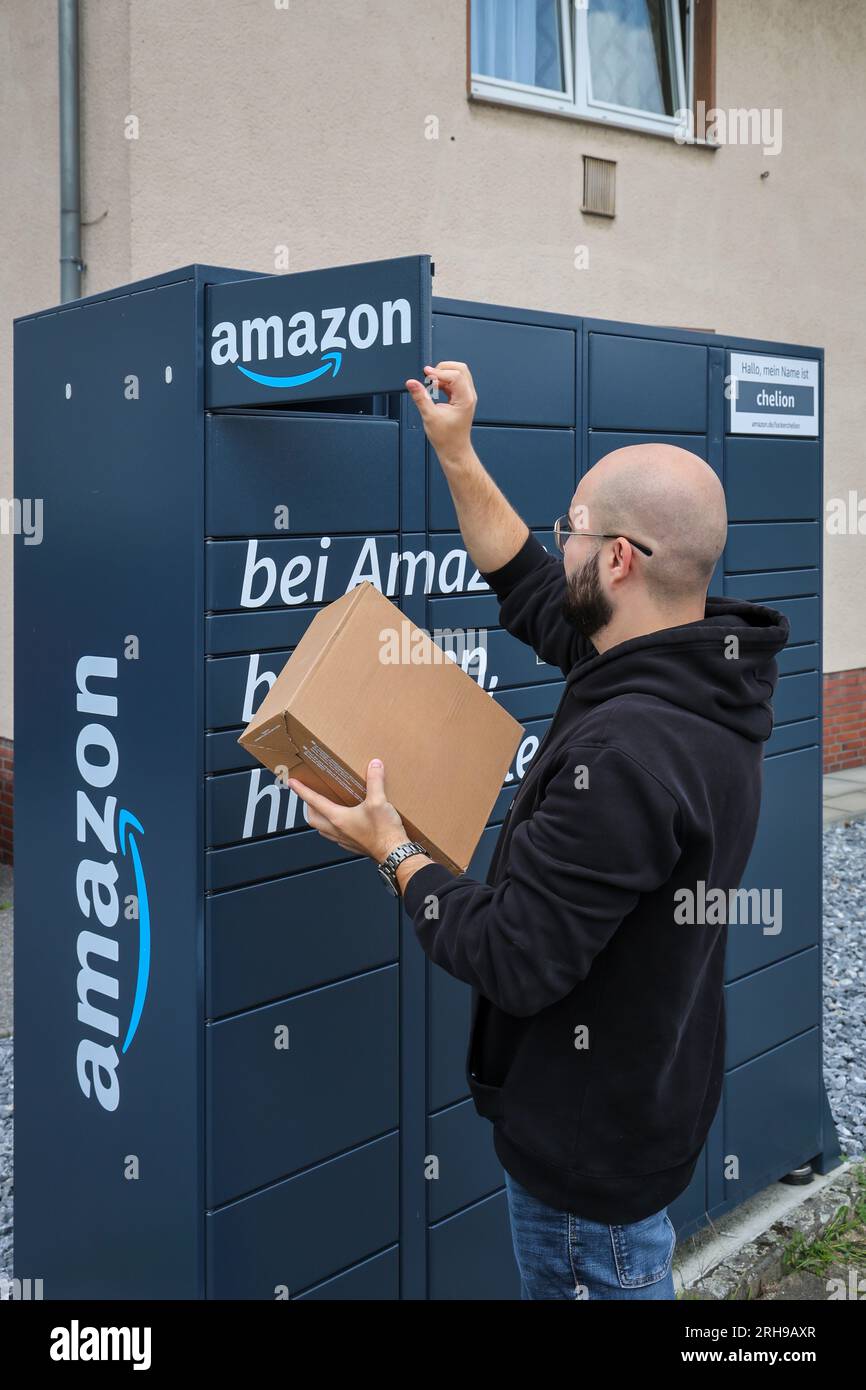 Bottrop, Rhénanie du Nord-Westphalie, Allemagne - Amazon, Amazon Locker, Amazon Hub, Packstation, station de colis, station de ramassage, le client ramasse le colis, a Banque D'Images Bottrop, Rhénanie du Nord-Westphalie, Allemagne - Amazon, Amazon Locker, Amazon Hub, Packstation, station de colis, station de ramassage, le client ramasse le colis, a Banque D'Images
