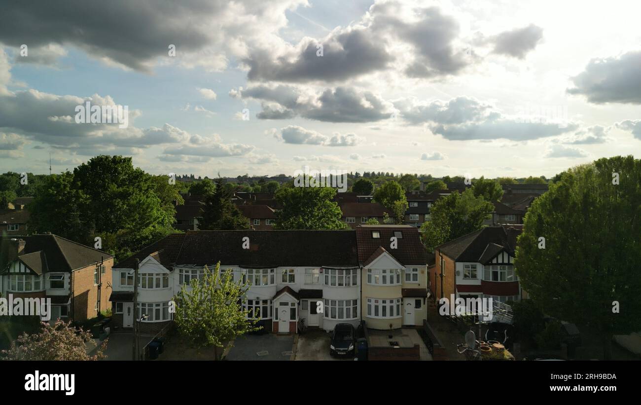 Vue aérienne de maisons neuves et anciennes sur un lotissement au Royaume-Uni prise avec DJI Mini 3 Pro en 4K. Banque D'Images