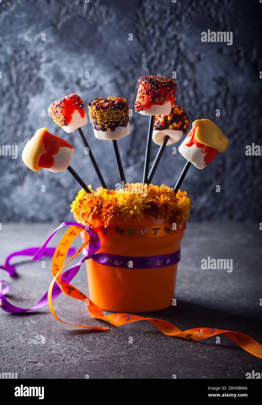 Trempés Marshmallow POPS pour Halloween Banque D'Images