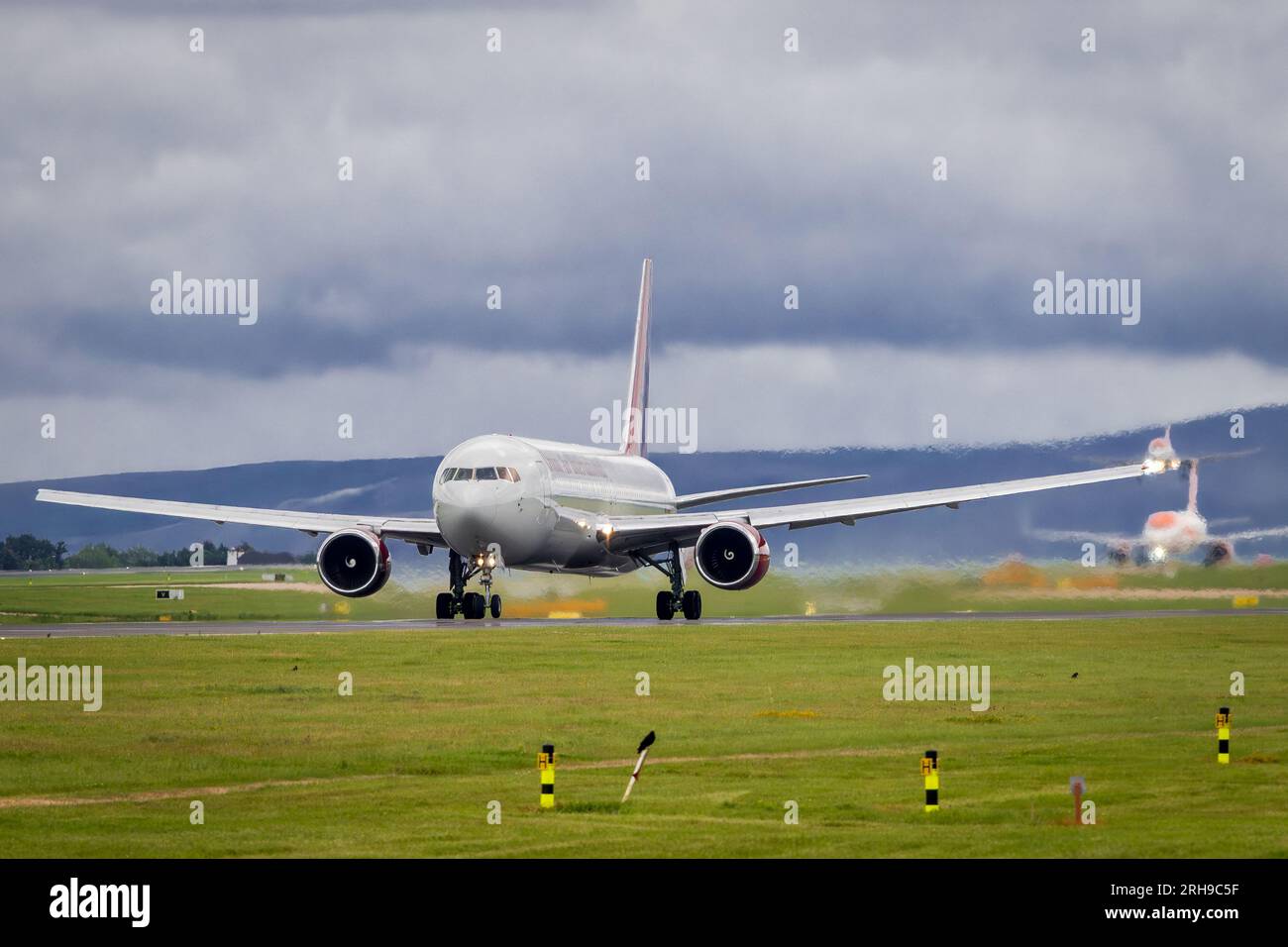Le Boeing 767-33a/ER d'Omni Air Internation décolle à l'aéroport de Manchester. Banque D'Images