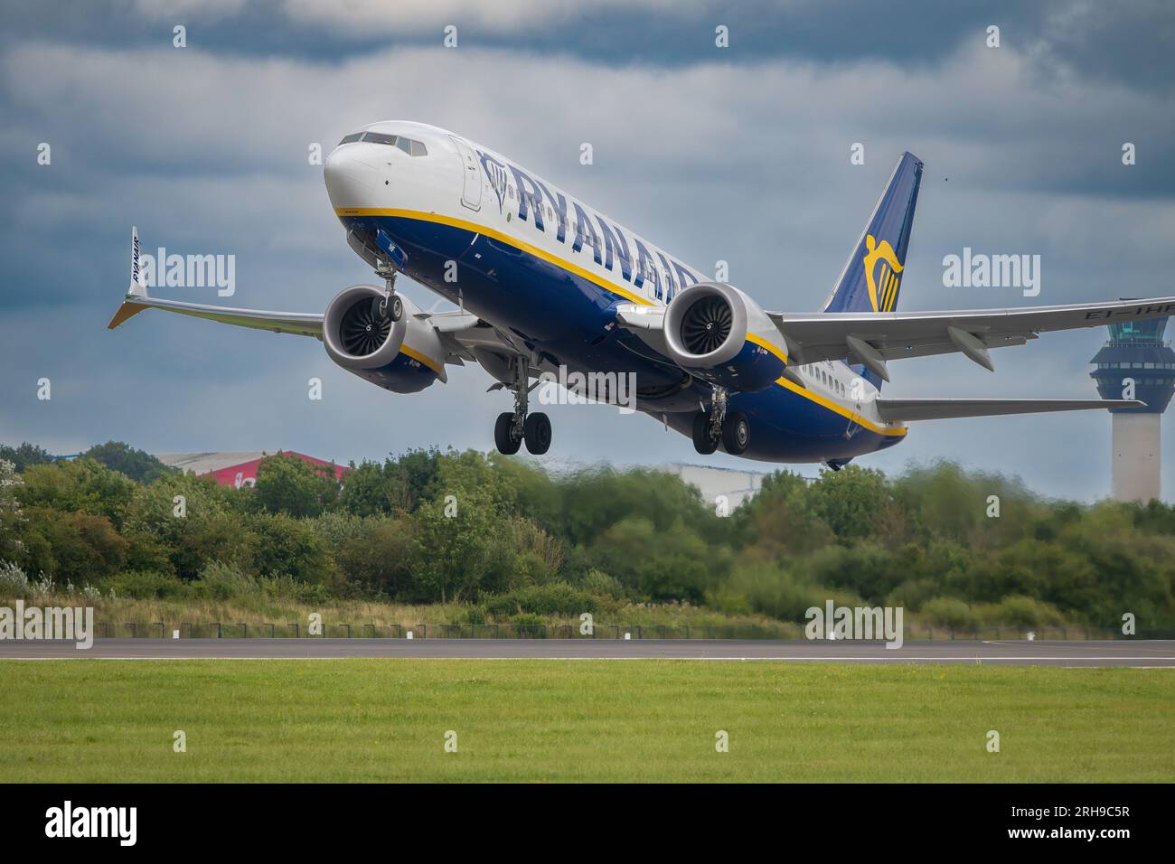 Le Boeing 737-8 MAX 200 de Ryanair décolle à l'aéroport de Manchester Banque D'Images