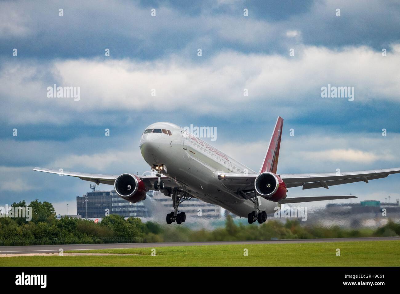 Le Boeing 767-33a/ER d'Omni Air Internation décolle à l'aéroport de Manchester. Banque D'Images