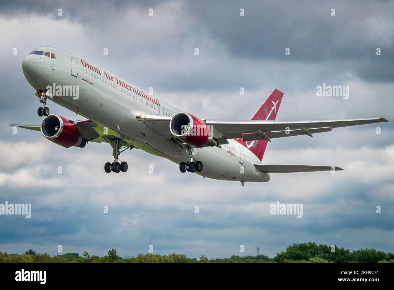 Le Boeing 767-33a/ER d'Omni Air Internation décolle à l'aéroport de Manchester. Banque D'Images