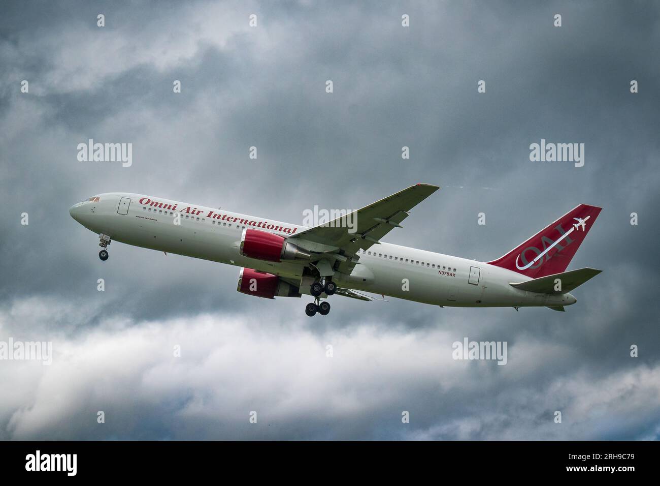 Le Boeing 767-33a/ER d'Omni Air Internation décolle à l'aéroport de Manchester. Banque D'Images