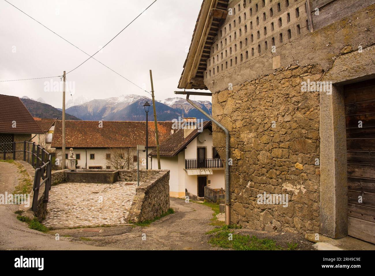 Bâtiments résidentiels historiques dans le village de montagne d'Ovasta à Carnia, province d'Udine, Frioul-Vénétie Julienne, nord-est de l'Italie Banque D'Images