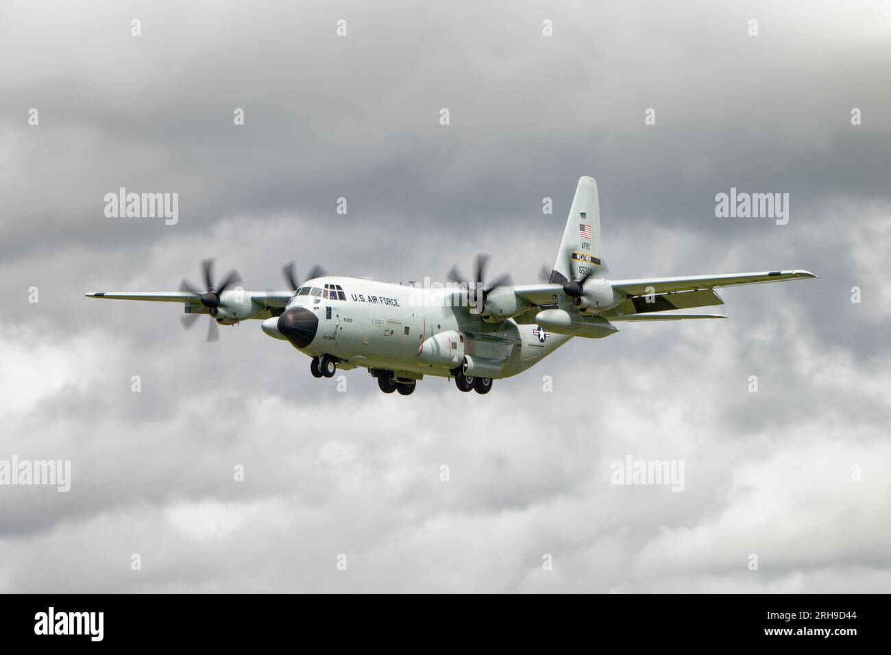 Lockheed WC-130 Hercules Hurricane Hunter de l'USAF Weather reconnaissance Squadron arrive à la RAF Fairford pour le riat Banque D'Images